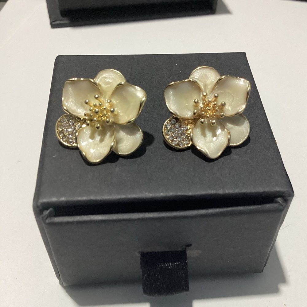 🌸GoldTone Polychrome White Hibiscus Flower Post Back Earrings